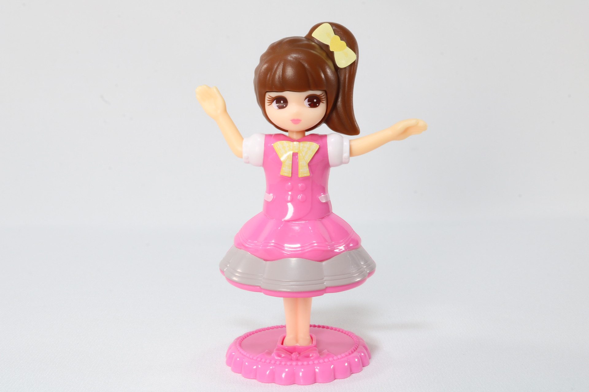 アイドル服は前と後ろで挟んで着せ替え。シールで可愛くアレンジ