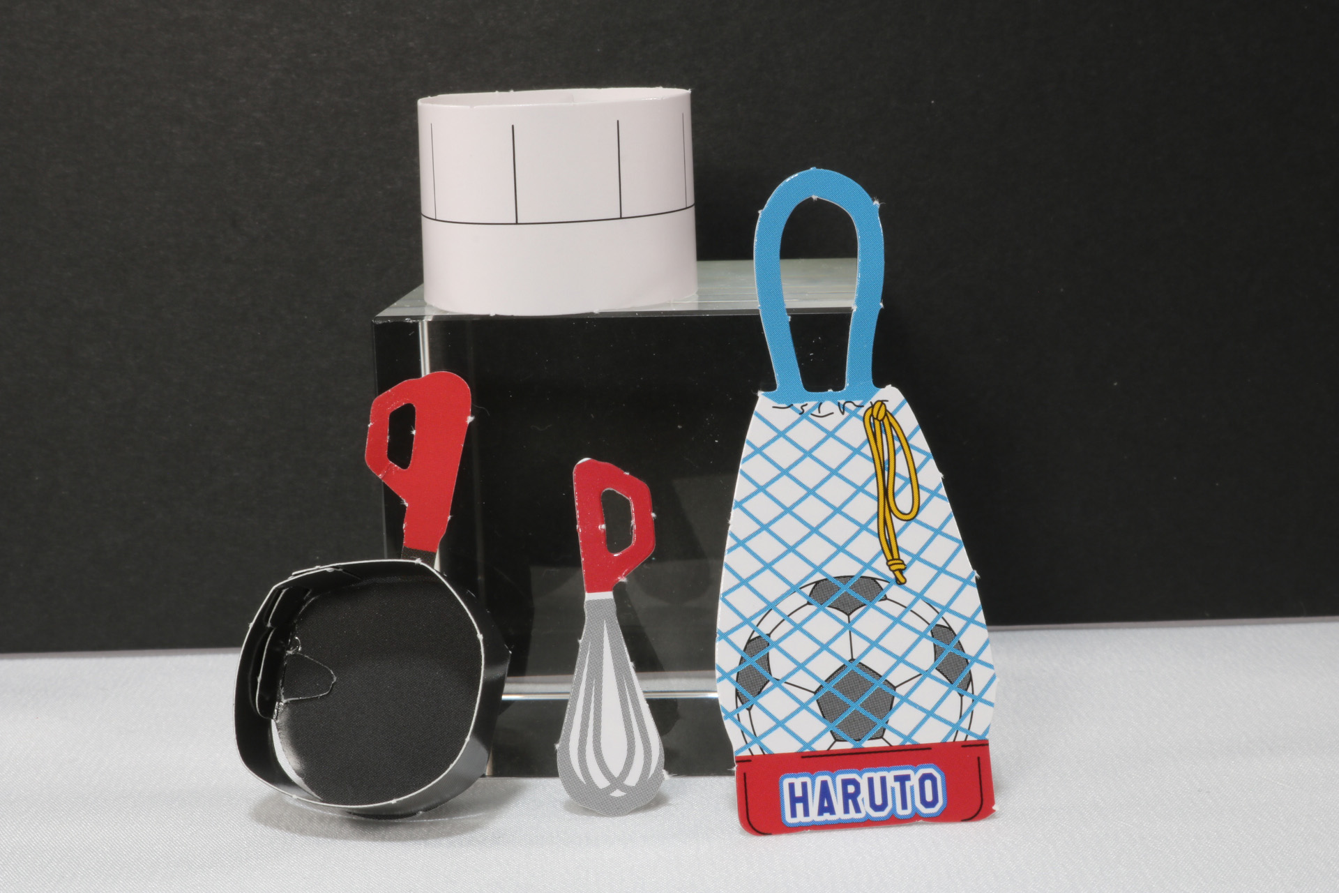 切り離して組み立てることで、コック帽と鍋、泡だて器、サッカーボール入れが完成する