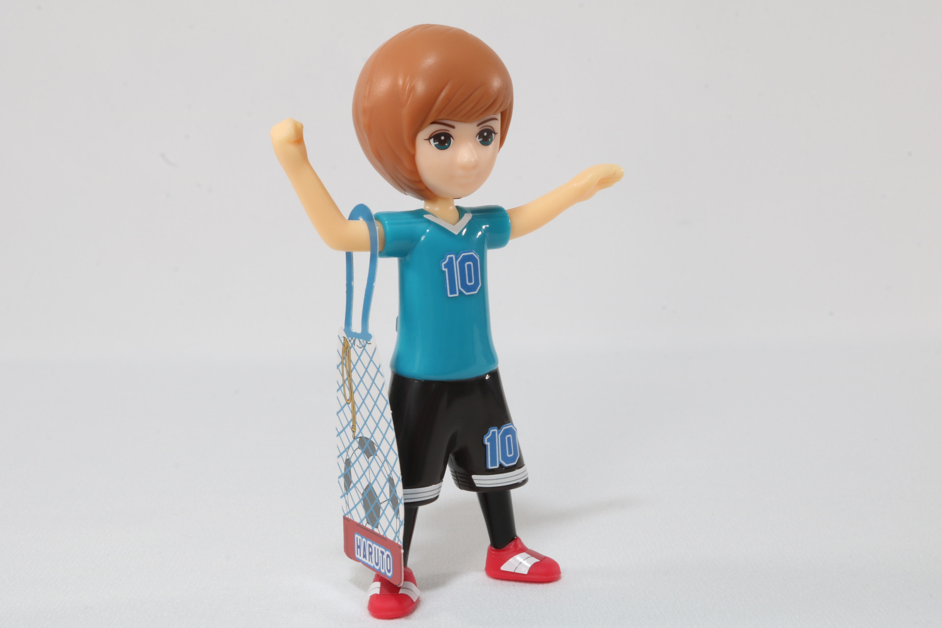 パティシエ服は前と後ろで挟み込んで着せ替え。パティシエ帽をかぶせ、手に鍋や泡だて器を持たせることができる