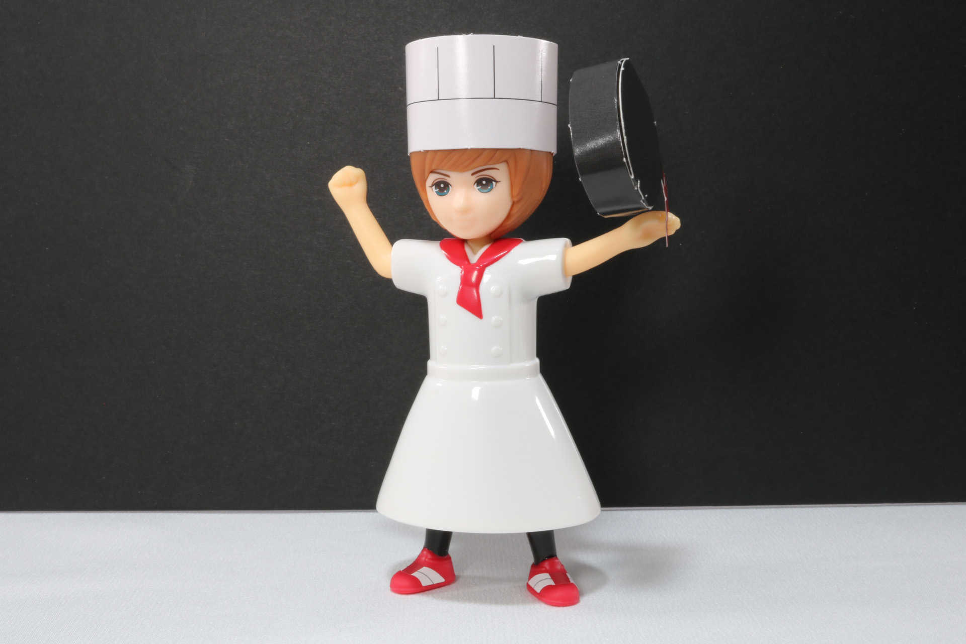 パティシエ服は前と後ろで挟み込んで着せ替え。パティシエ帽をかぶせ、手に鍋や泡だて器を持たせることができる