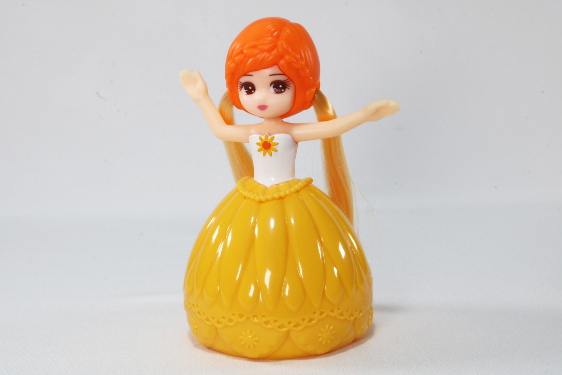 明るいオレンジの髪やドレスが映えるリカちゃん