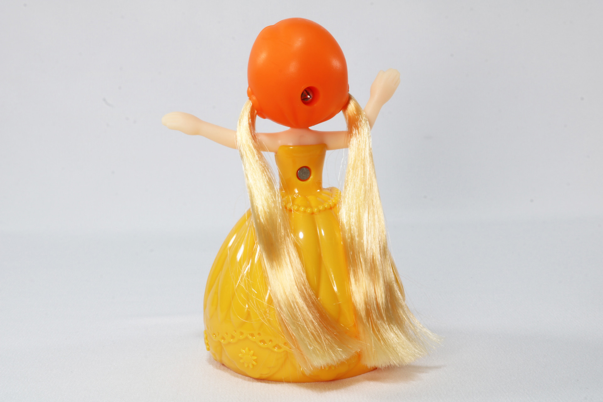 通常では輝く金色の髪となっている。髪を結わえることもできる