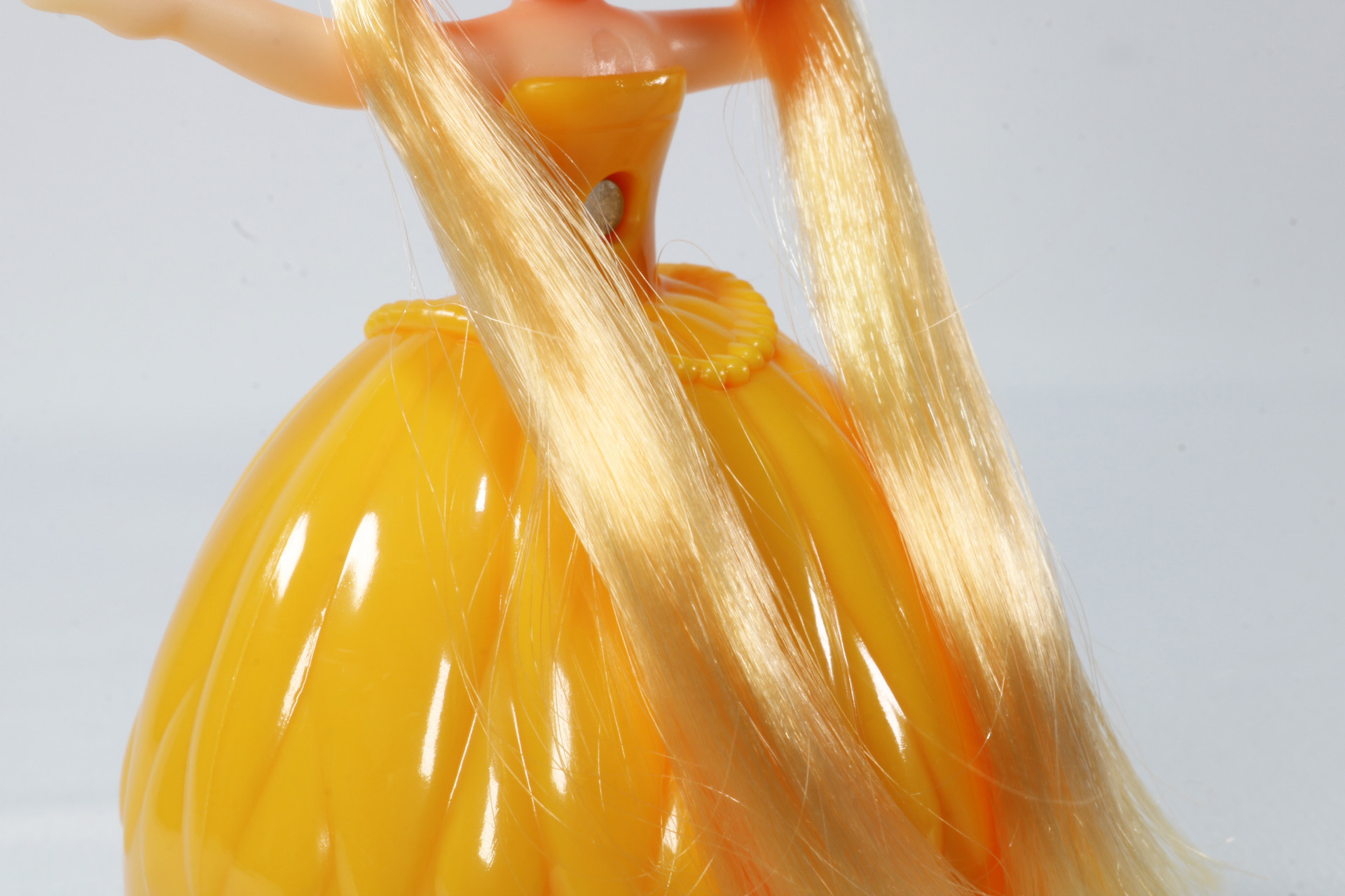 通常では輝く金色の髪となっている。髪を結わえることもできる