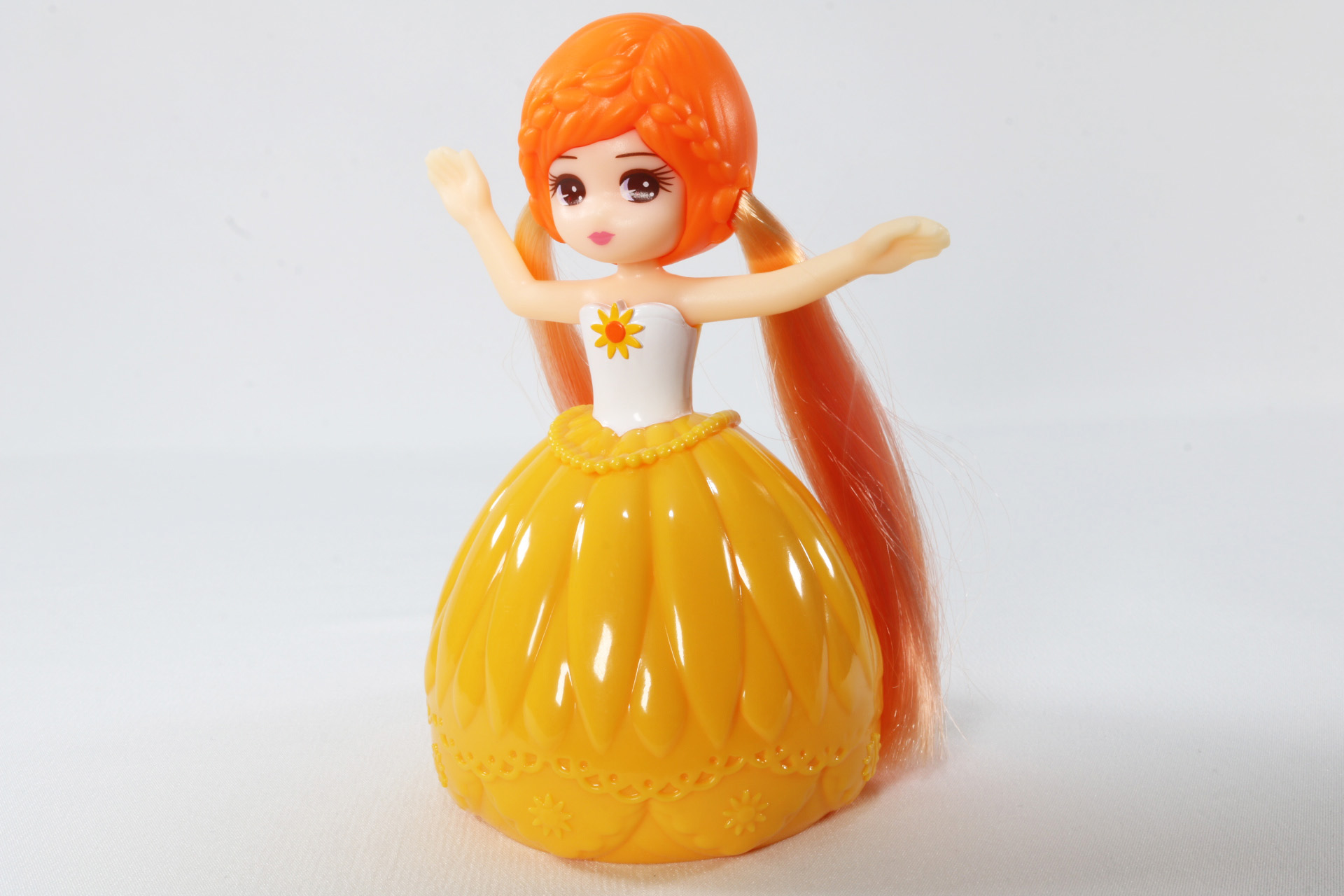 太陽光に当てると鮮やかオレンジ色の髪に変化