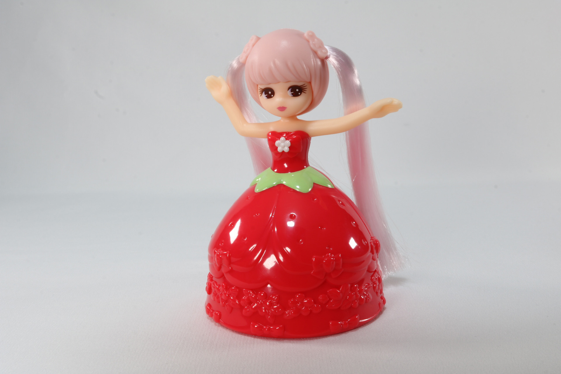 真っ赤なドレスで、苺モチーフの可愛らしさが表現されている