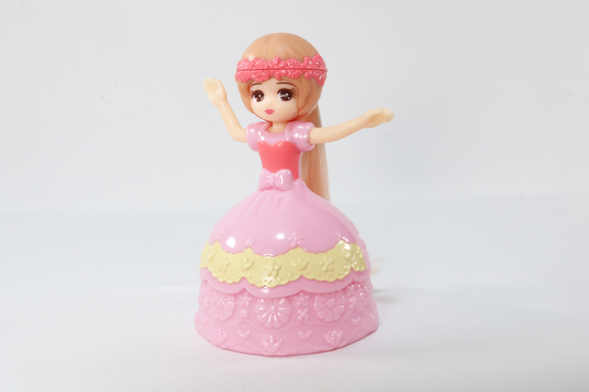 柔らかい色合いのドレスを身に纏ったリカちゃん