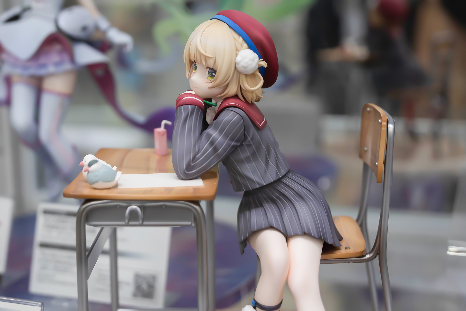 この腰を捻って椅子に座る感じが可愛らしい。