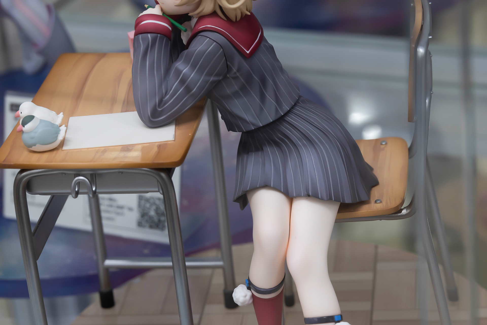 スカートから伸びる白い脚がたまらない！