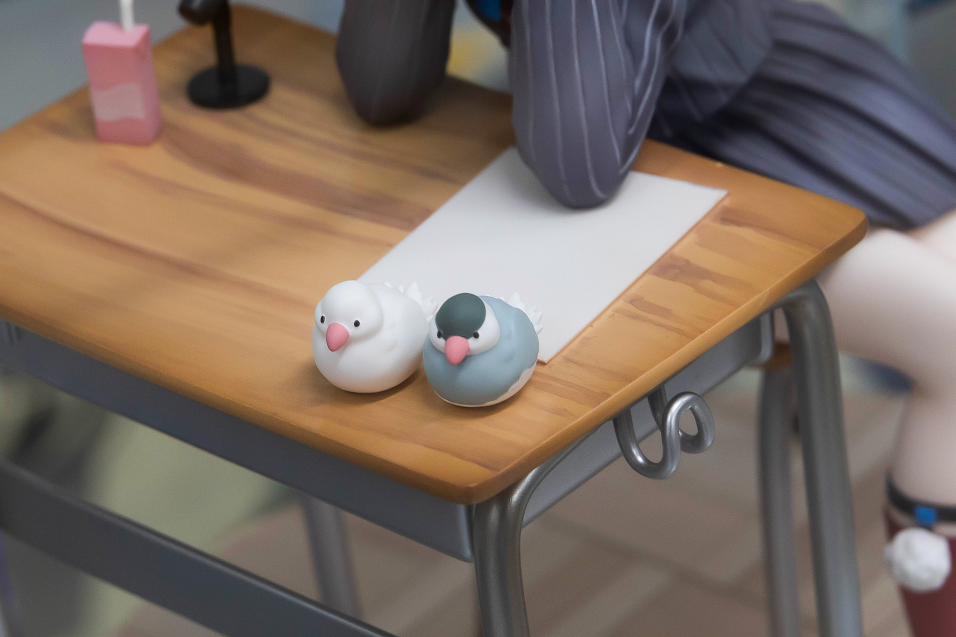 机の上には、2羽の文鳥が。