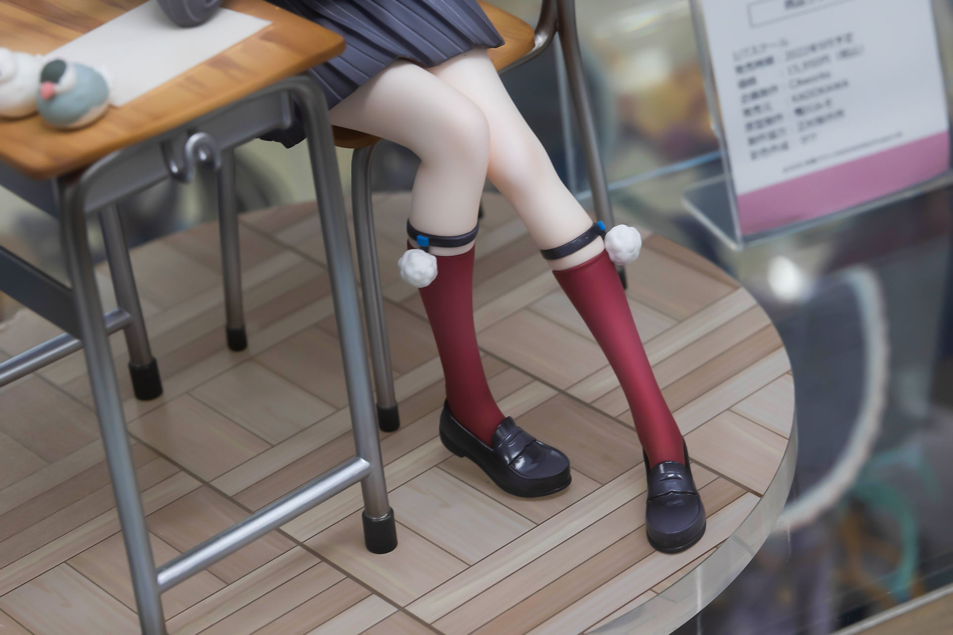 丸い台座部分は、教室の床が再現されている。