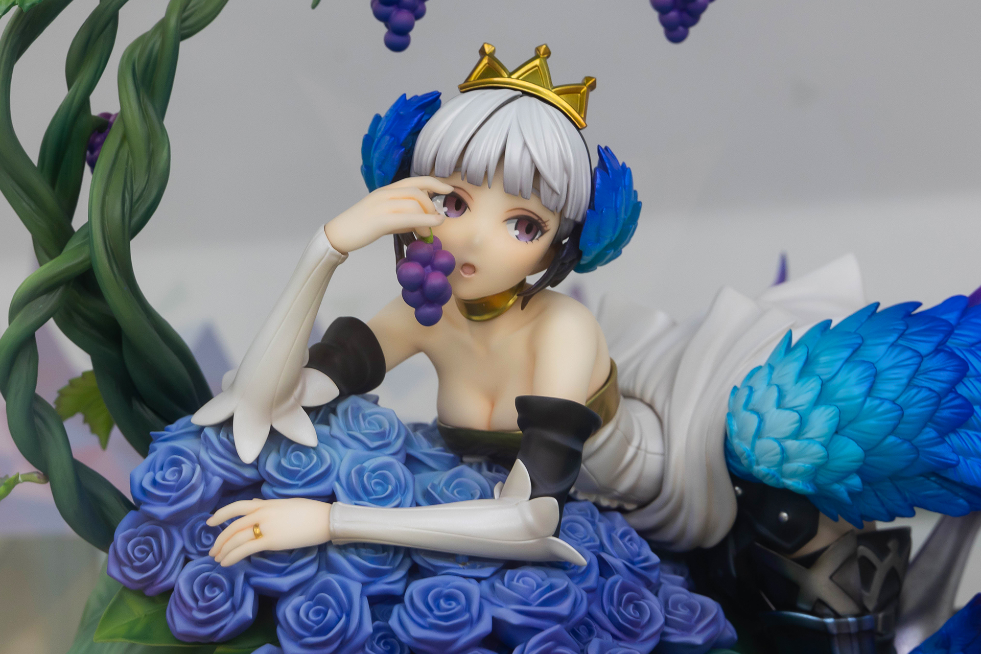 グレープを手に持ち、ゆったりしているかのような表情のグウェンドリン。