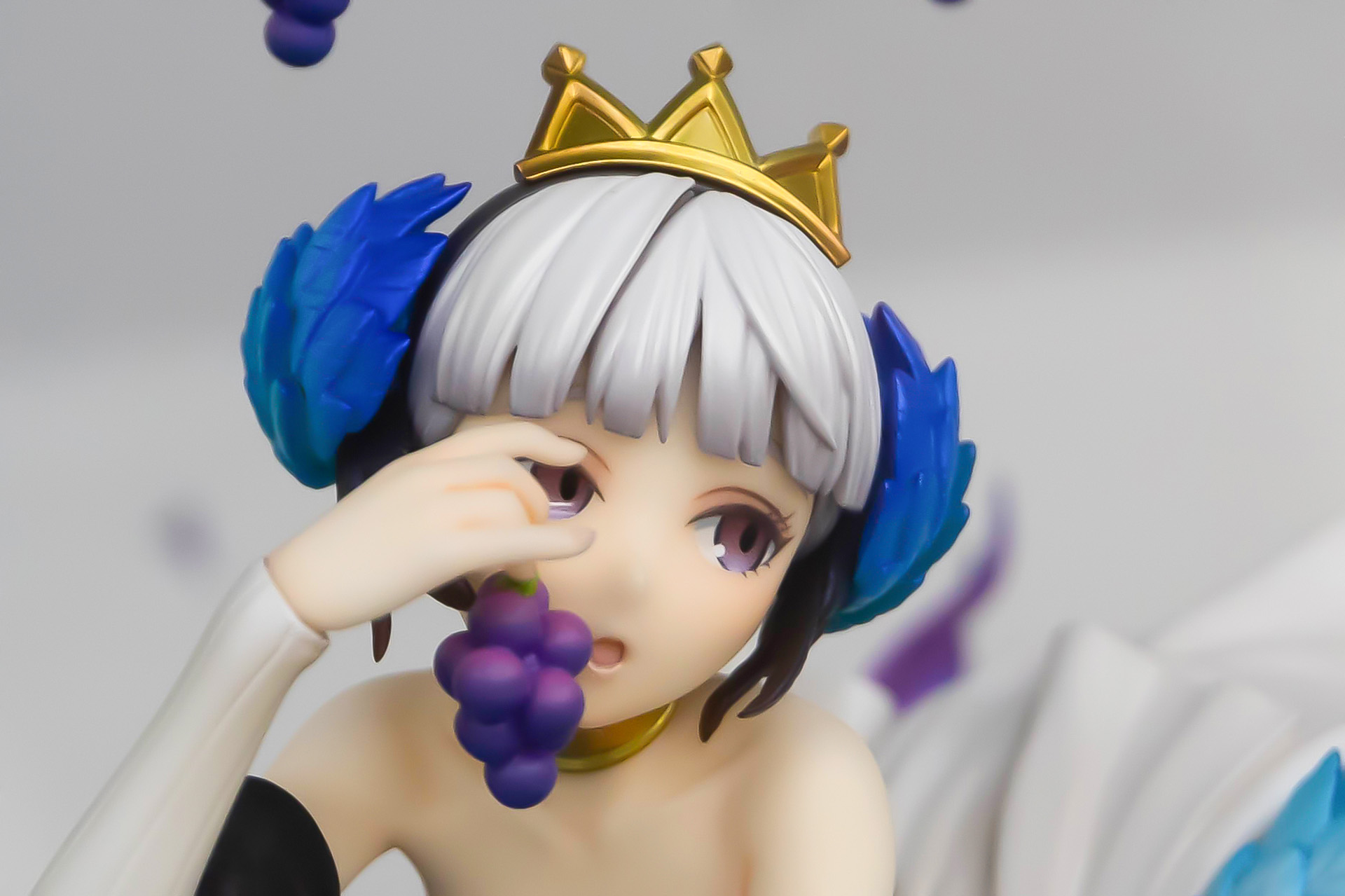 グレーの髪の上には、黄金に輝くアクセサリーが付けられている。