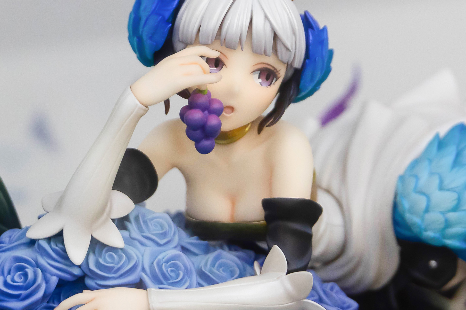 ちらりと見える胸元がたまらない！