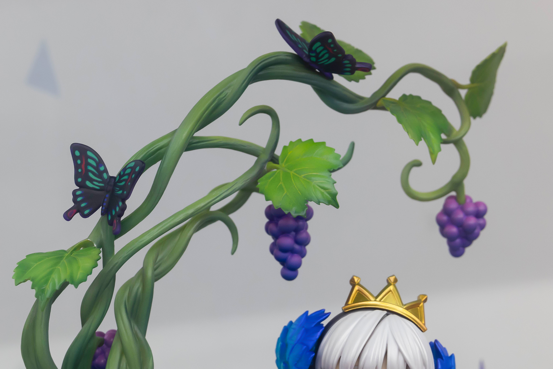 グレープの実がなるツタには、蝶が羽を休めている。