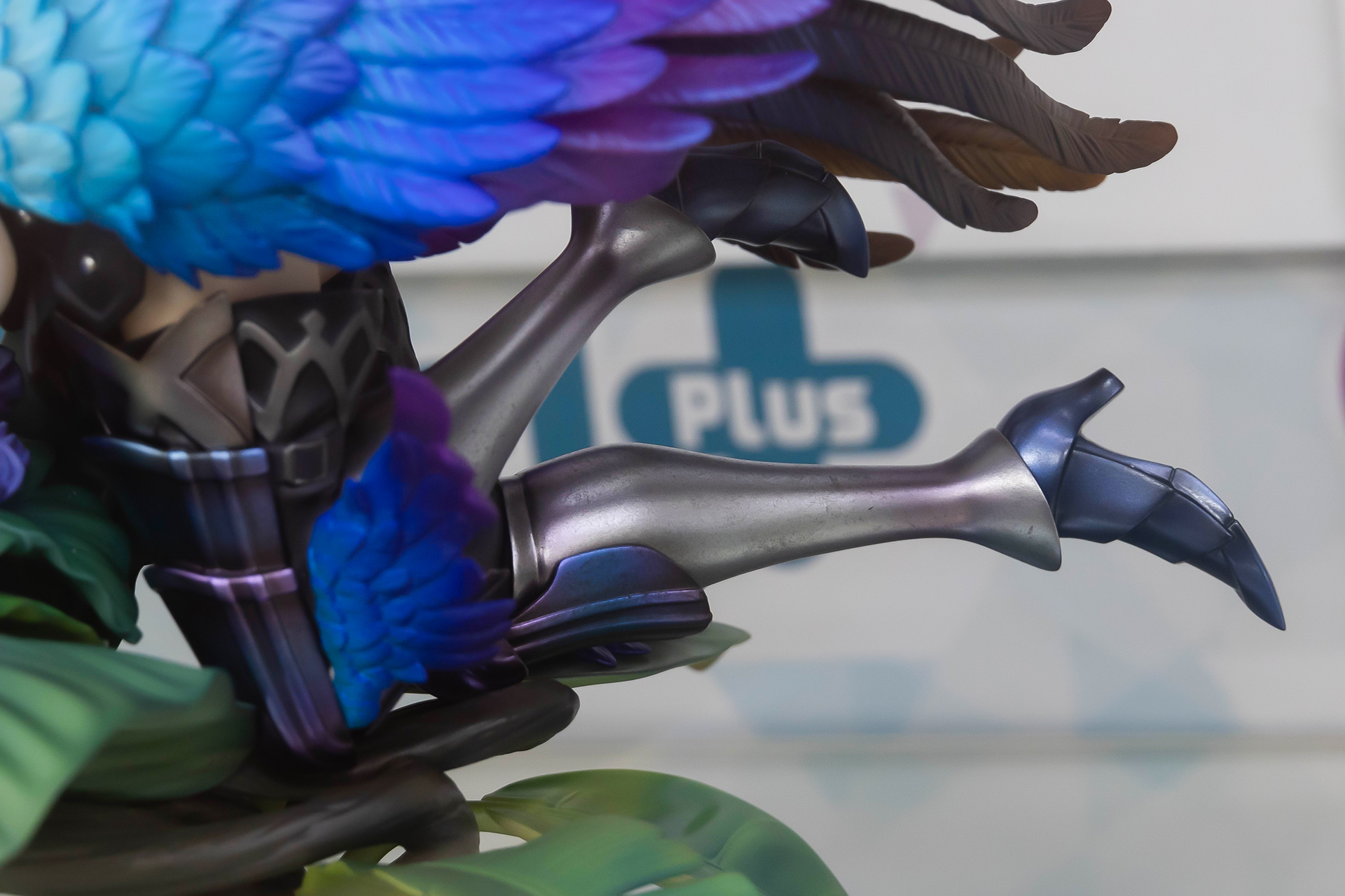 ドレスのような上半身の衣装とは異なり、足元は甲冑のようなスタイルになっている。