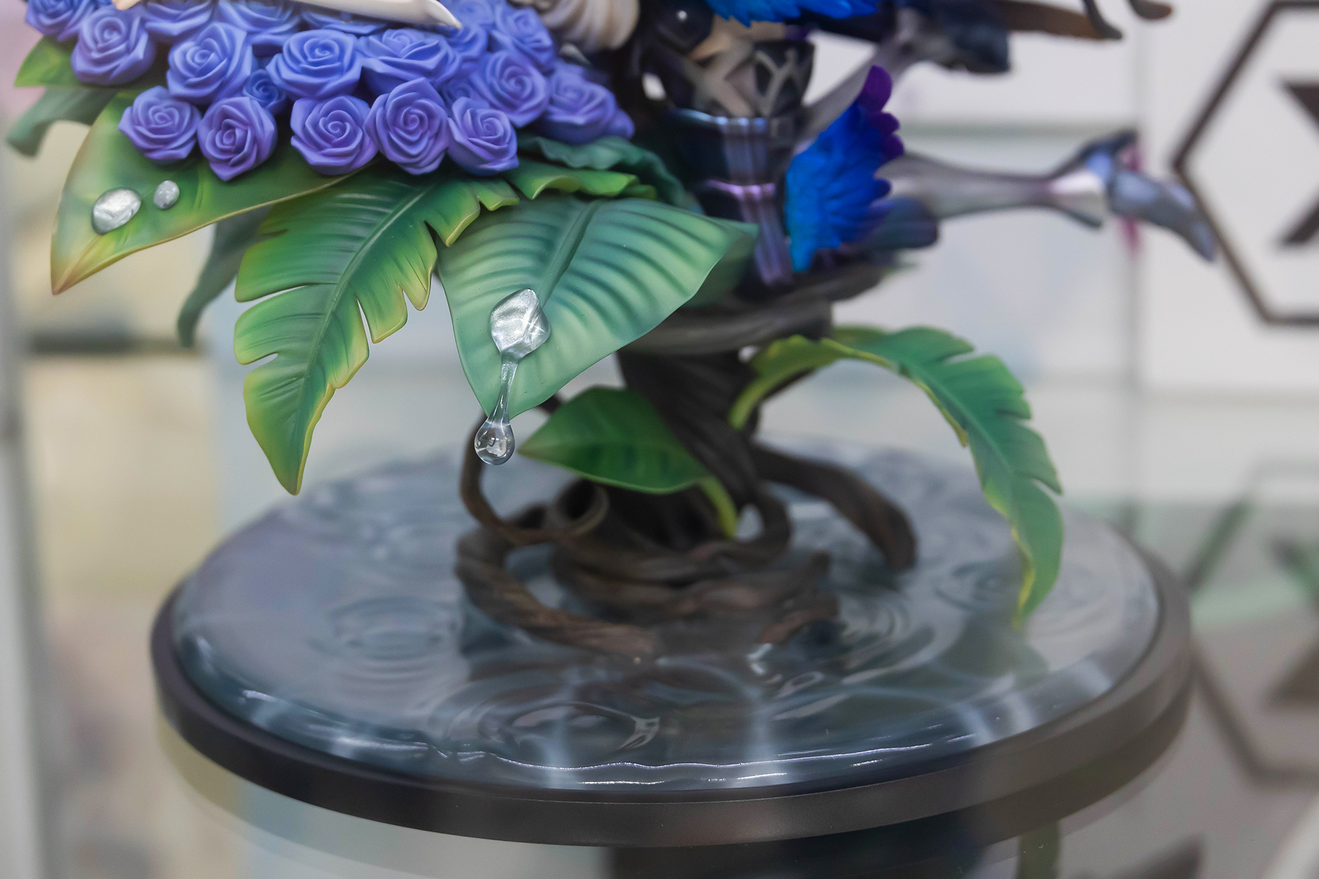 エリオン大陸に生える草花の葉からは、水滴が今にもこぼれ落ちそうだ。