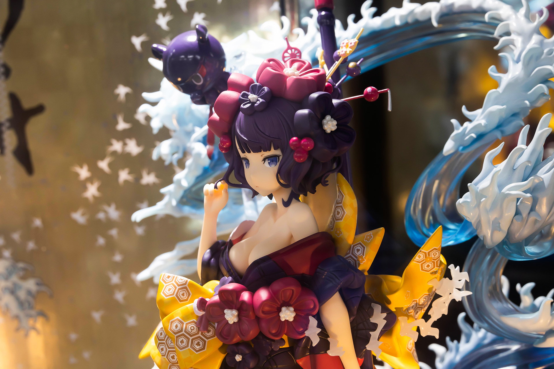 比較的大きめな花をモチーフにした飾りが、あちらこちらに付けられている。