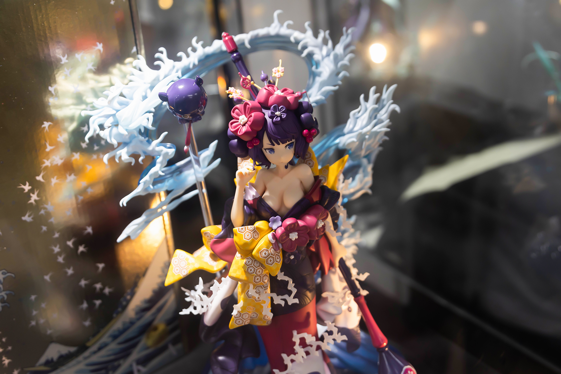 こちらが上方向から見たところ。浮世絵をモチーフにした波のうねりがすごい。