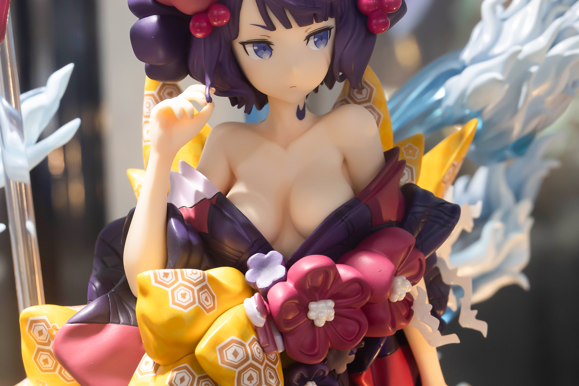 花魁風の着崩しということもあり、肩から胸元あたりがはだけており、かなりセクシーだ。