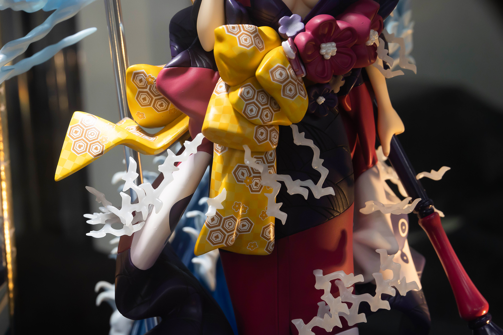 衣装の周りには、複数のエフェクトパーツがまとわりついている。