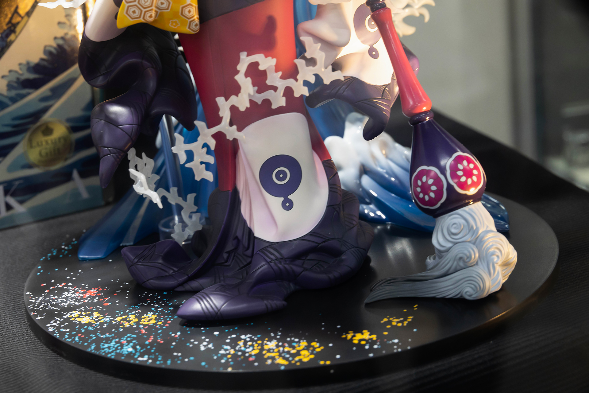 台座部分も彩り豊かなな模様が散りばめられた、豪勢なものになっている。