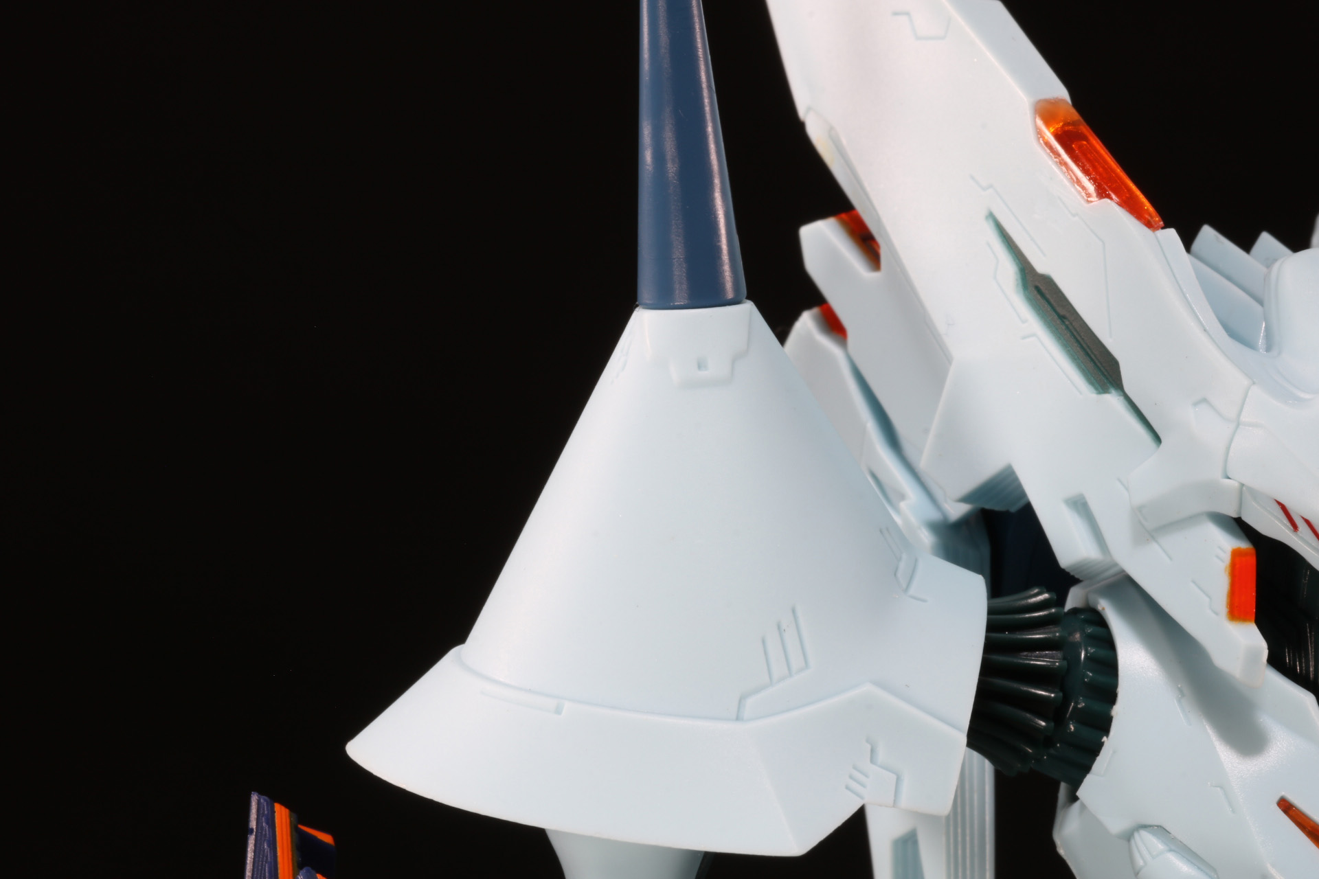 肩などにラインが施されている