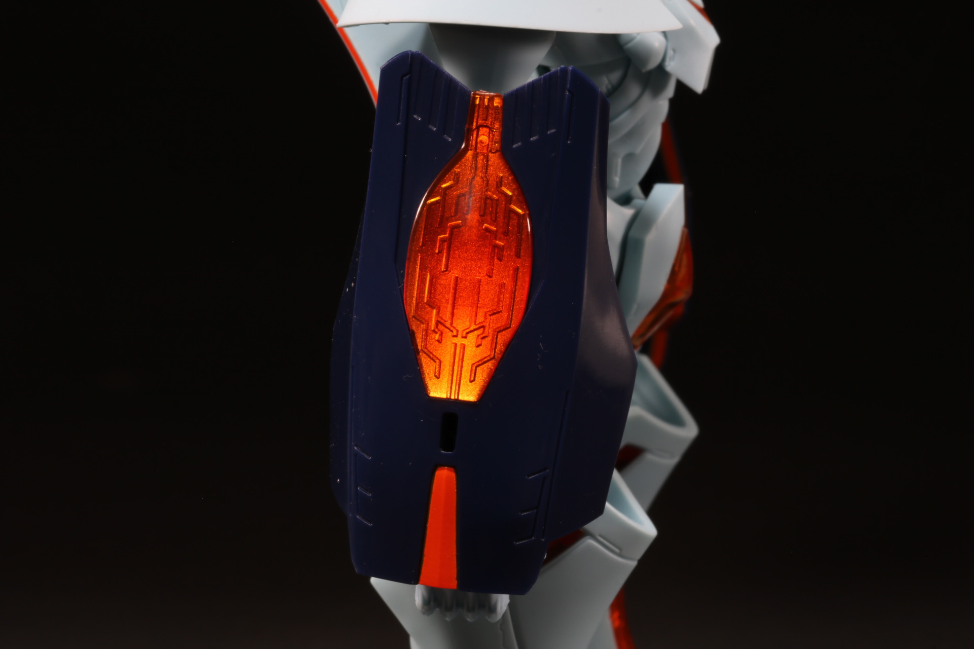 腕のカバー部分などにはクリアオレンジのパーツが使用されている