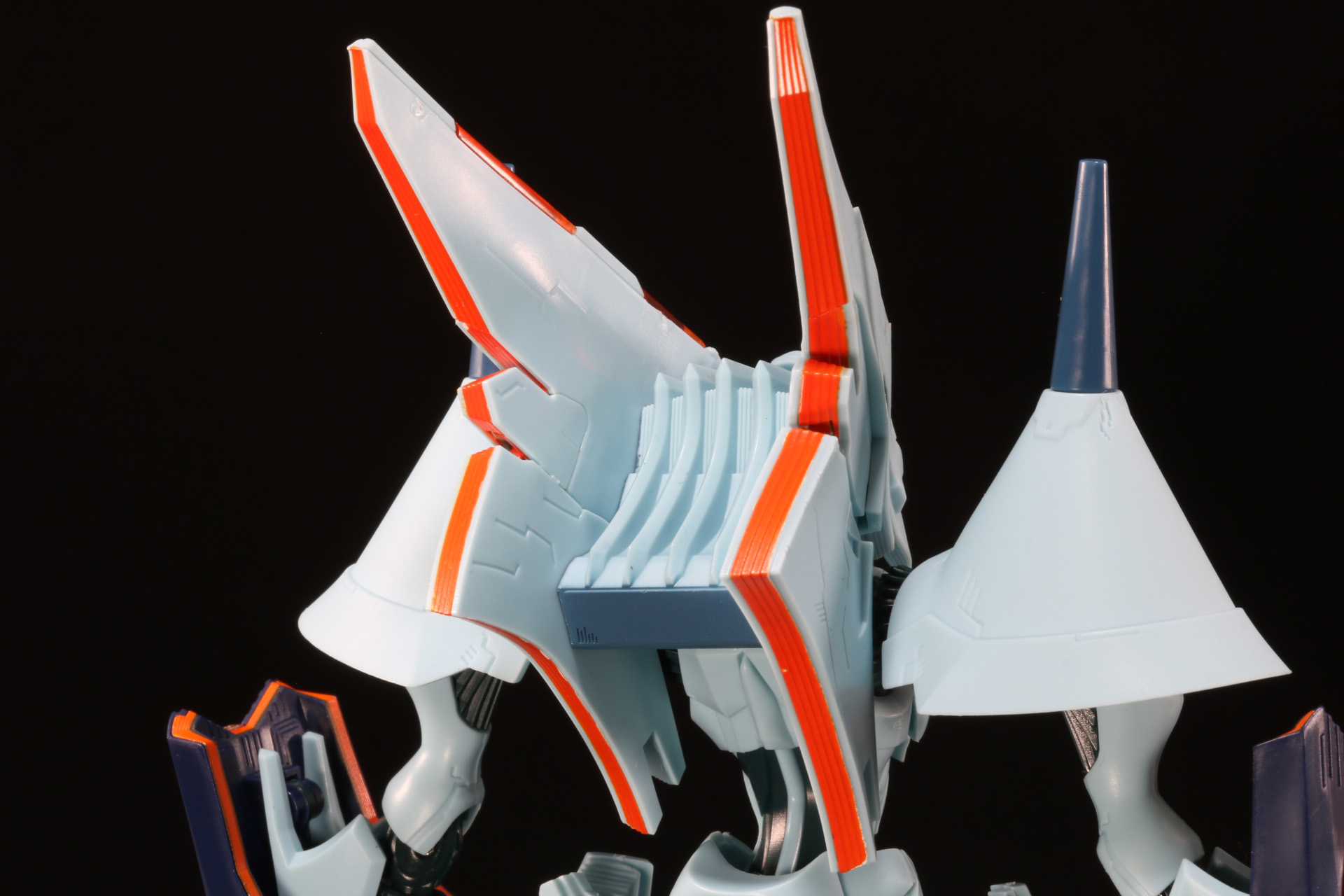 頭部後ろのフィンも存在感ある造形