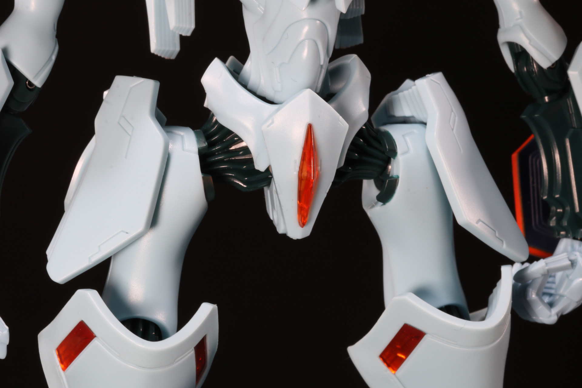 腰回りはすっきりとして動かしやすい構造となっている