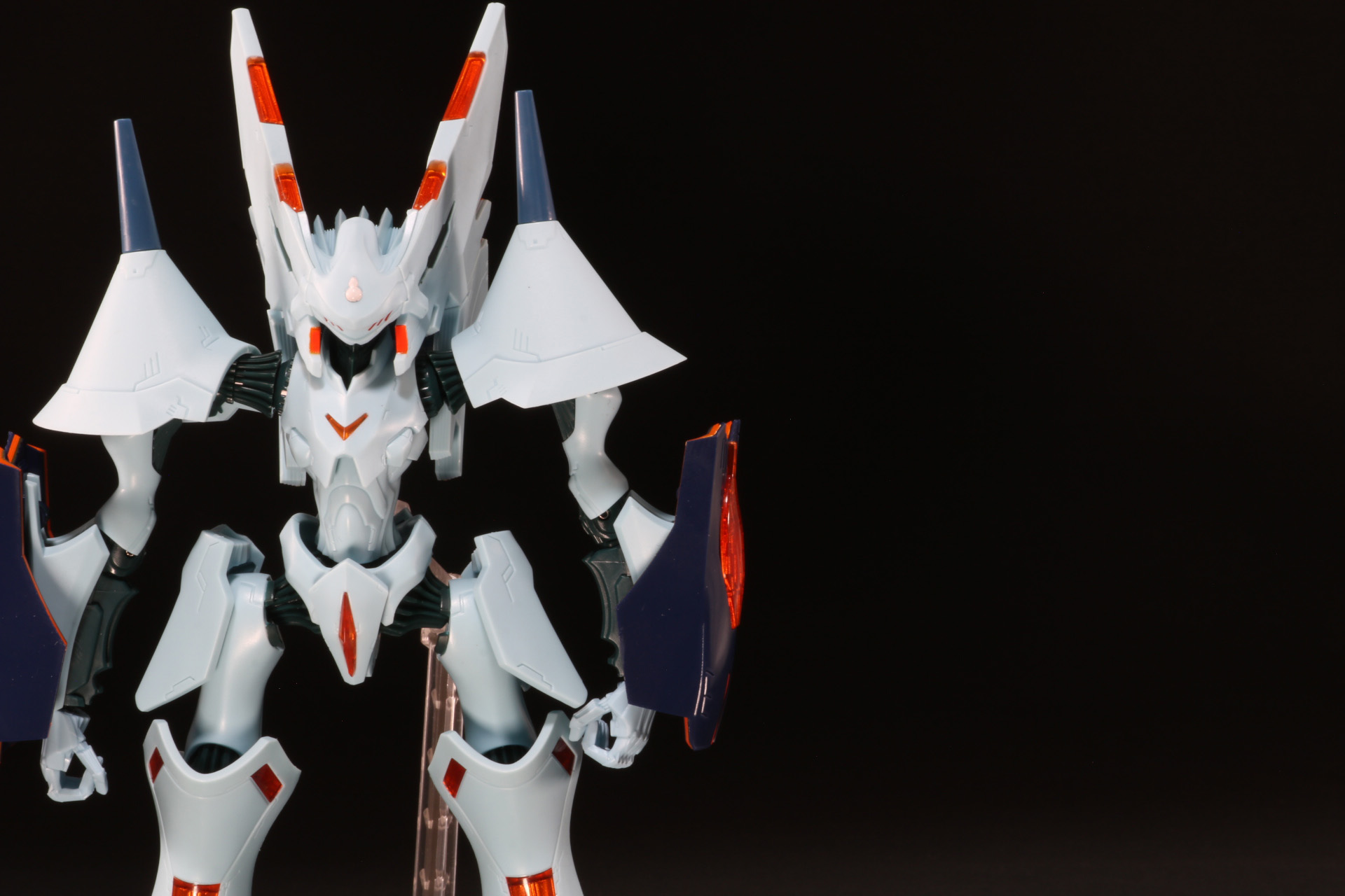 腕の水平可動。二の腕の軸可動でひねりを加えた動きもできる