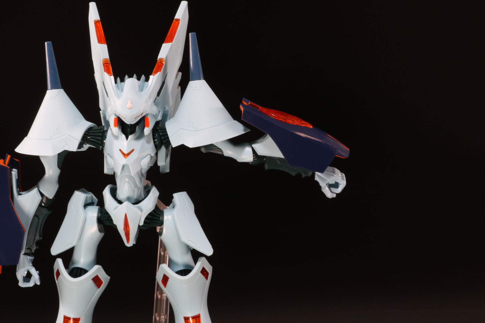 腕の水平可動。二の腕の軸可動でひねりを加えた動きもできる