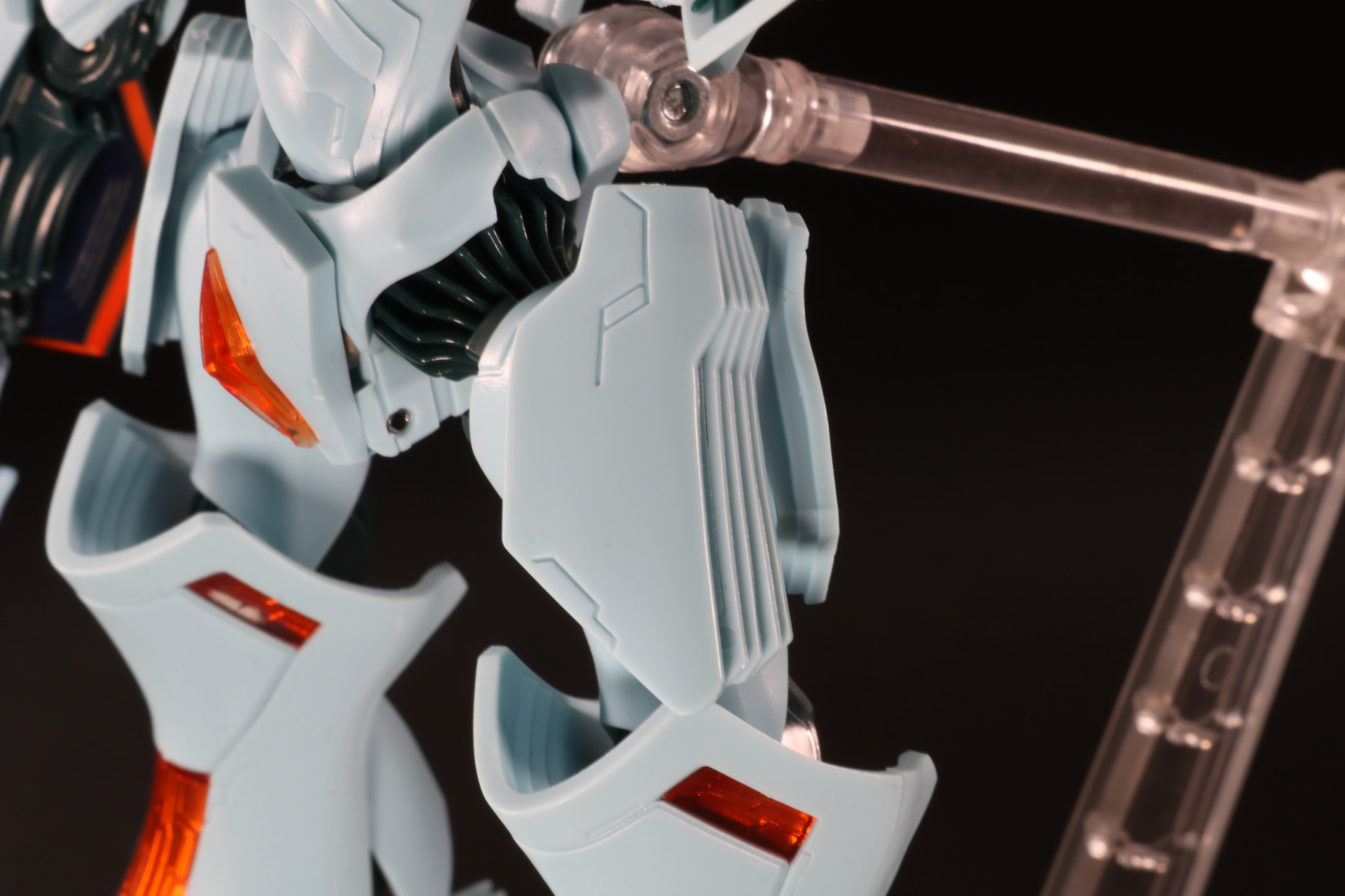 腰のサイドパーツも可動