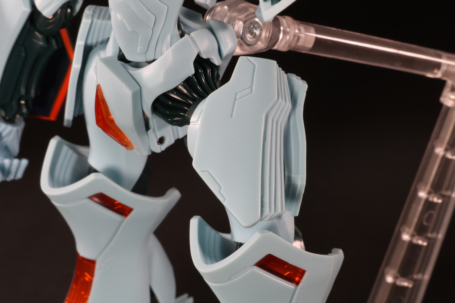 腰のサイドパーツも可動