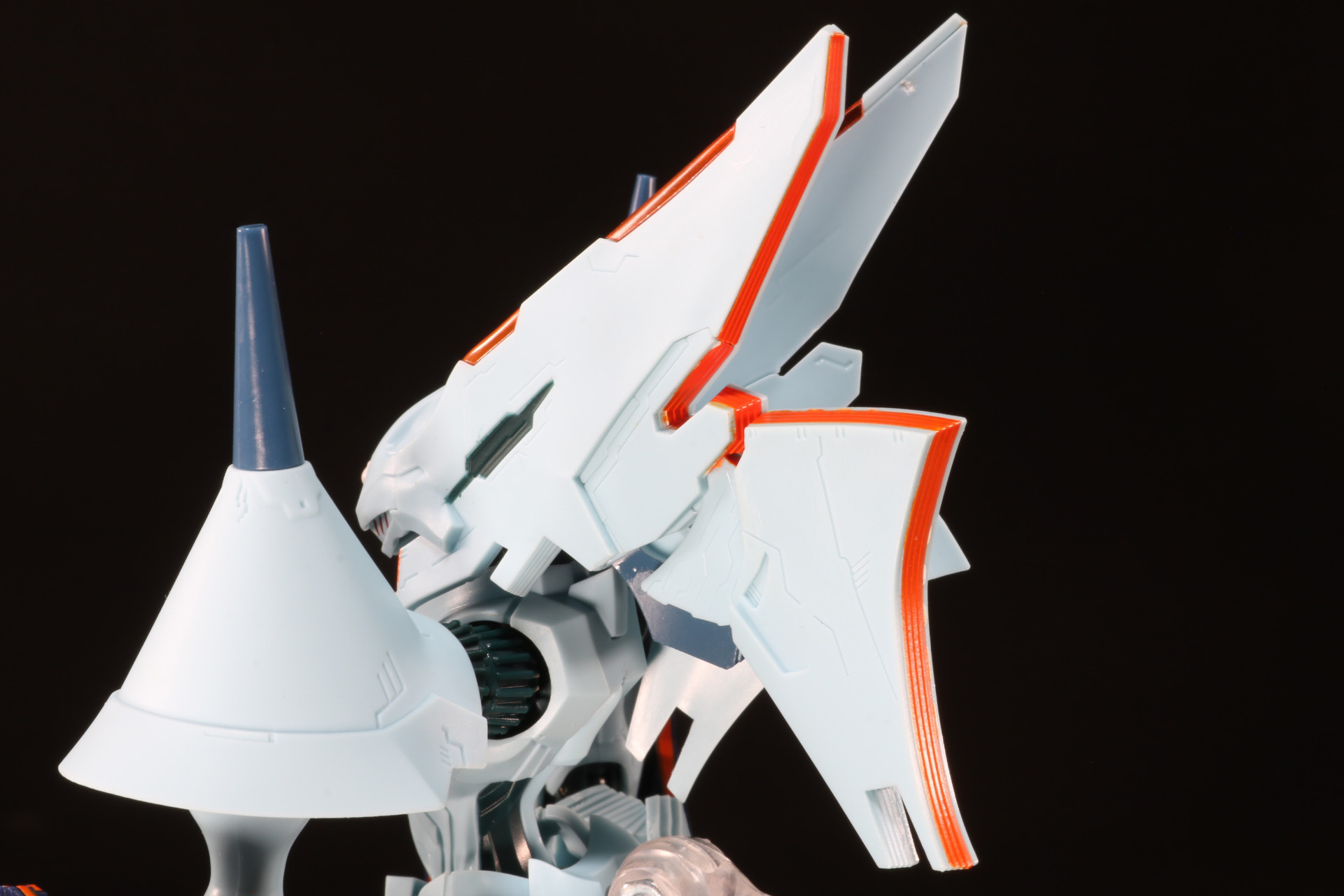 頭部の左右に伸びたフィンは引き出し可動で伸ばすことができ、頭部左右の動きをサポートする