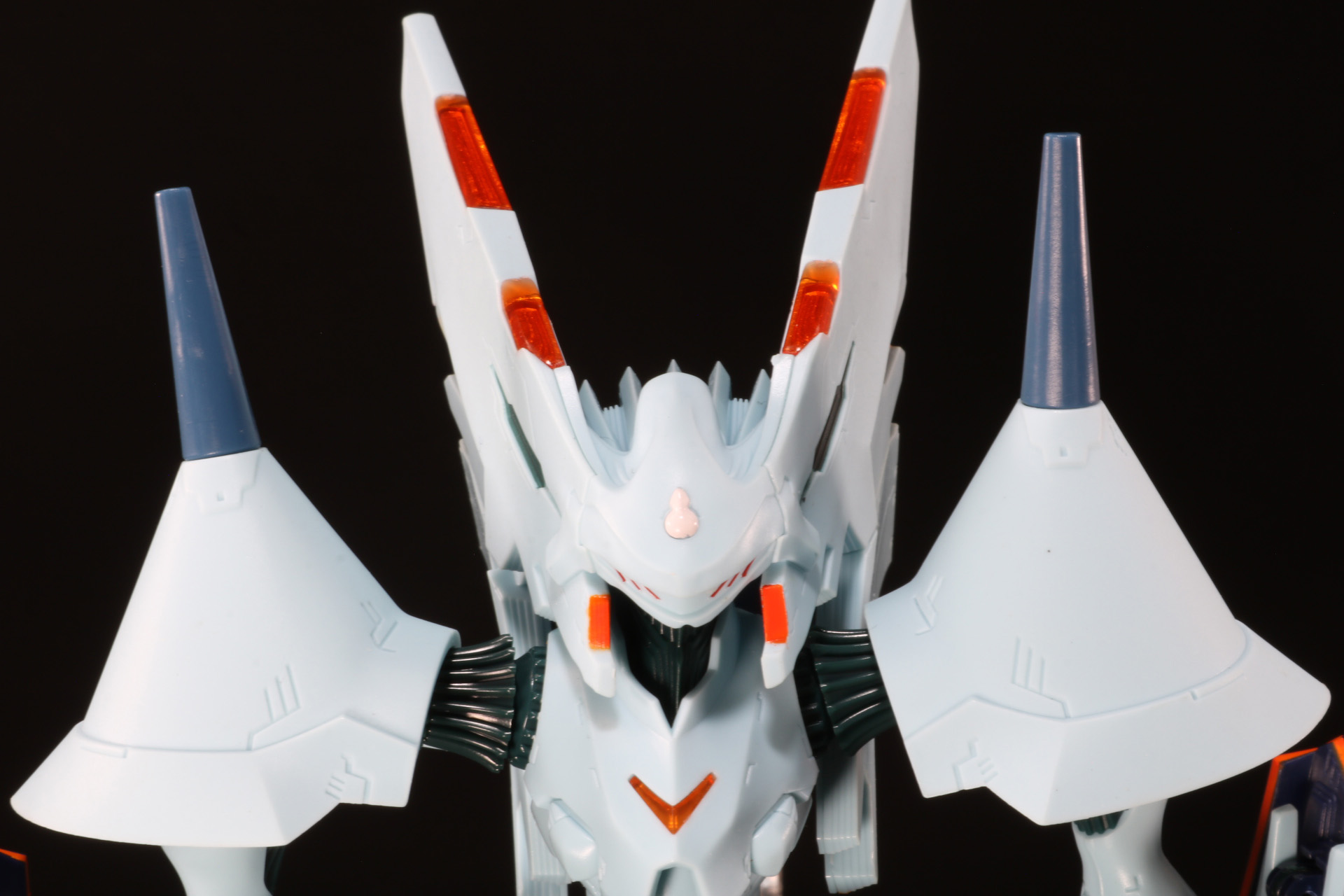 頭部はフィンの可動によって左右に大きく動かすことができ、うつむく、見上げる動きも可能