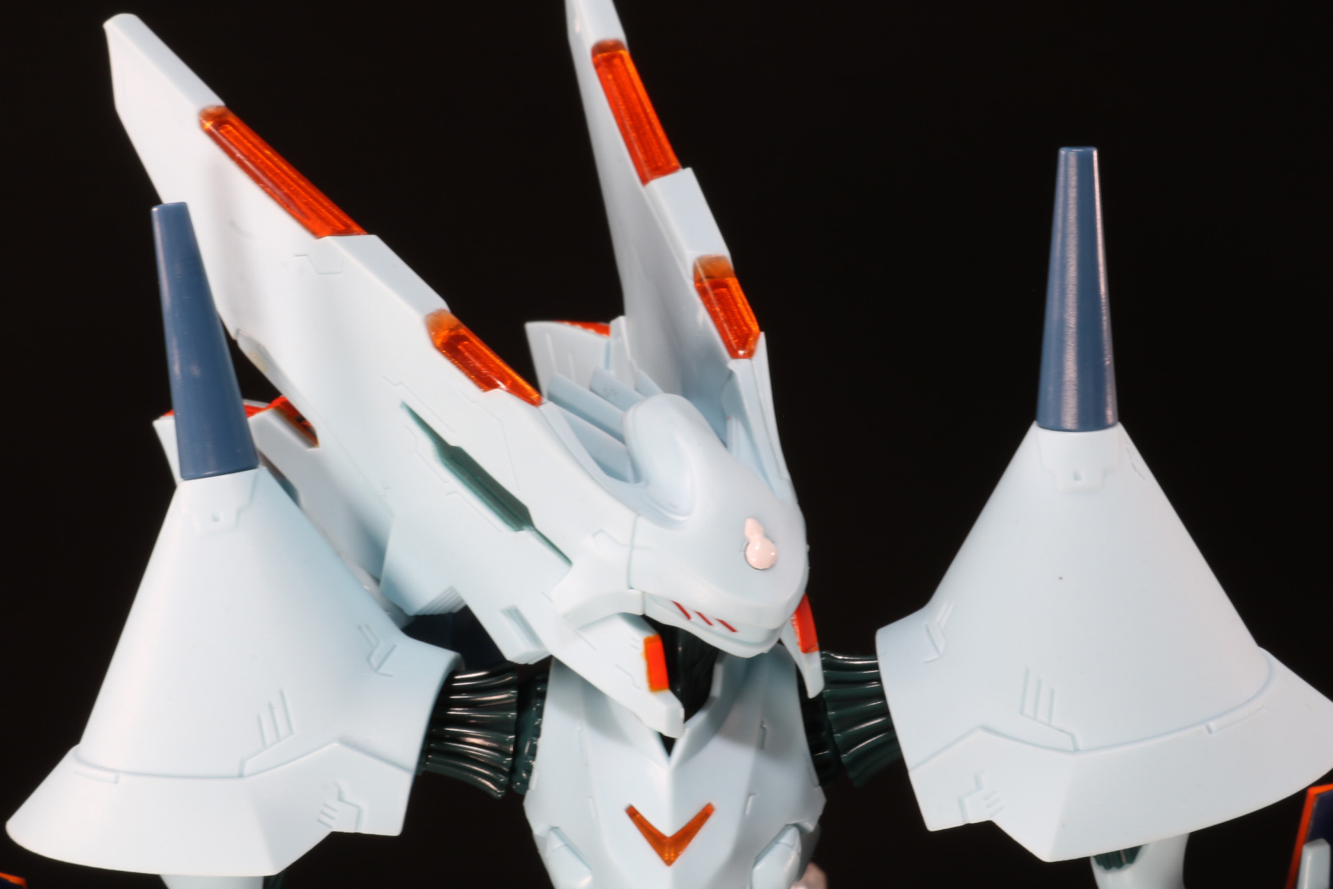 頭部はフィンの可動によって左右に大きく動かすことができ、うつむく、見上げる動きも可能