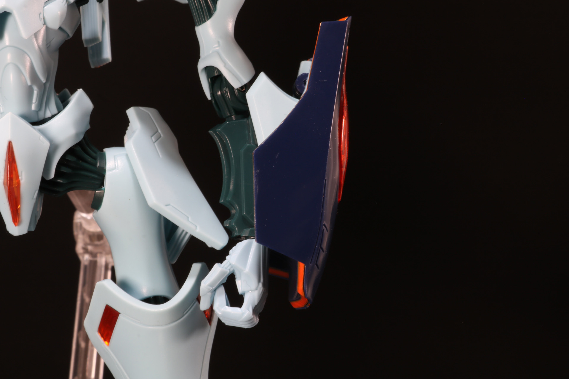 腕のカバー部分は展開ギミックが搭載されている