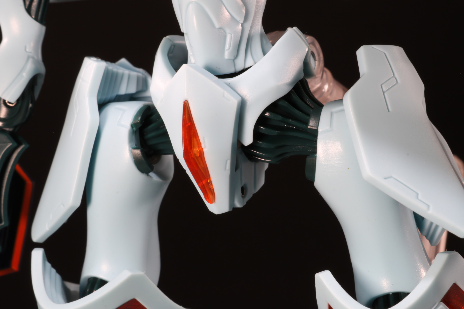 コックピット部分は前に開くことができる