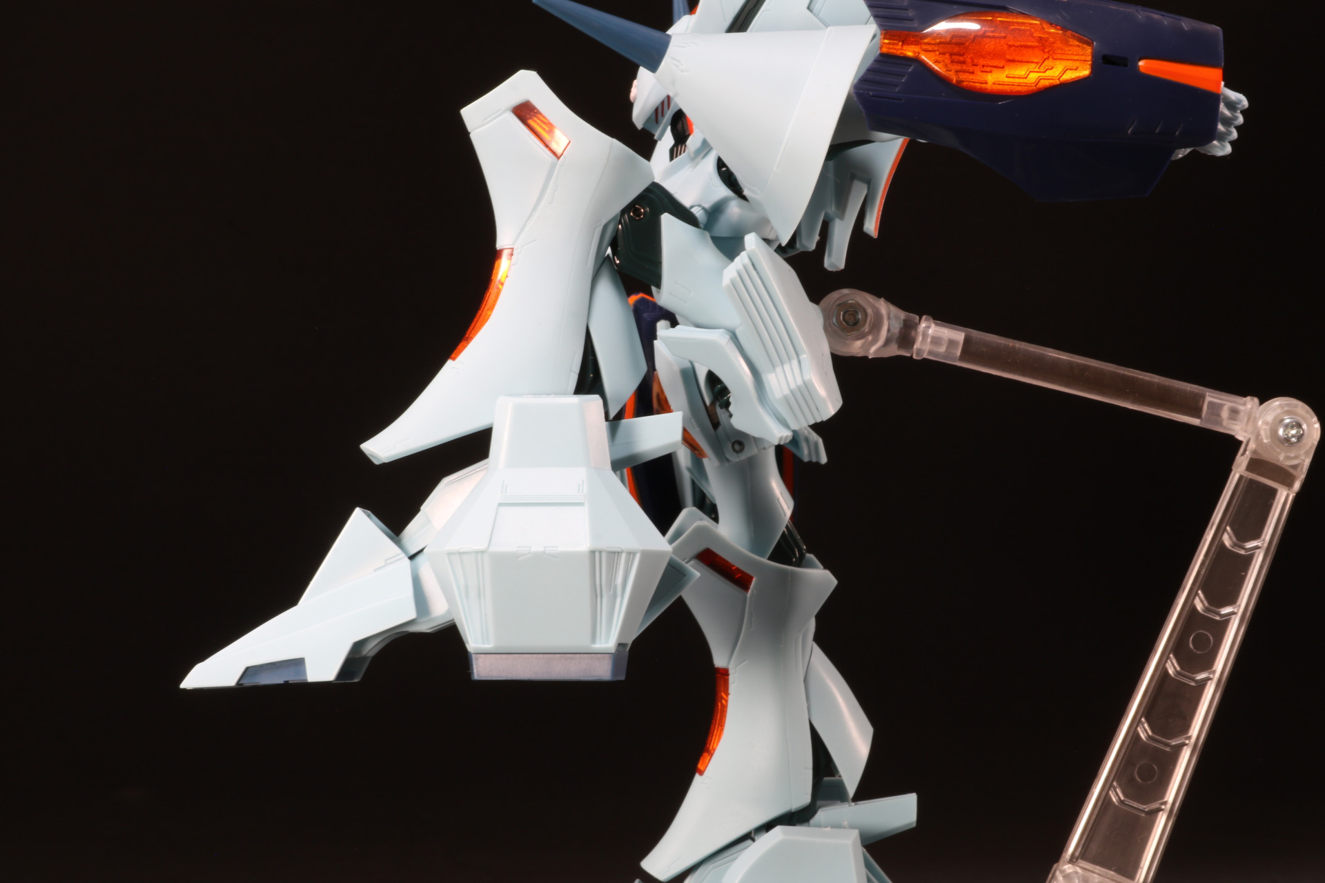 膝関節、股関節は大きく可動。膝を大きく上げることができる