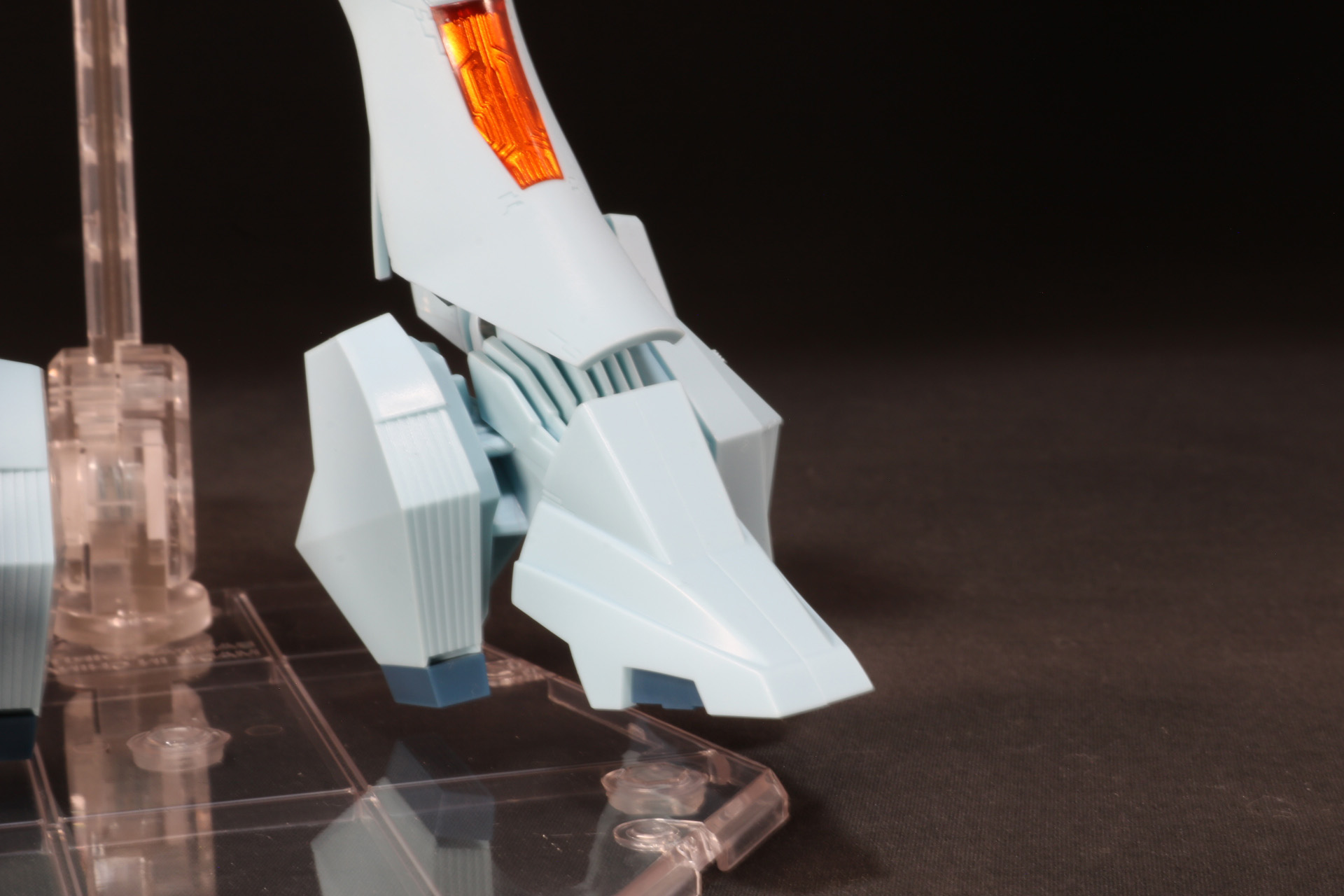 足首は左右へ動かすことができる