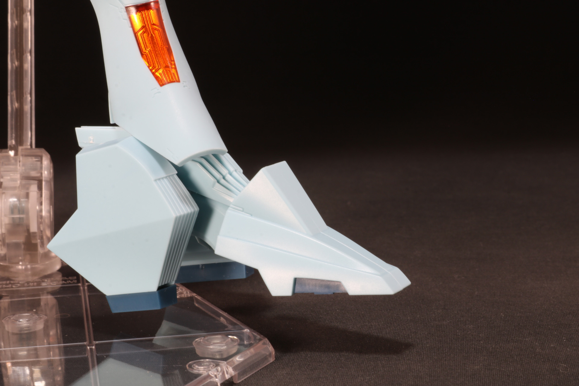 足首は左右へ動かすことができる