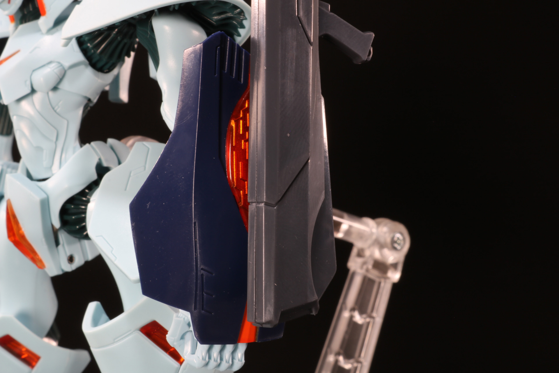 腕部のカバーにある接続口に小さい連結パーツを取りつけることで、ブレンバーの携行ができる