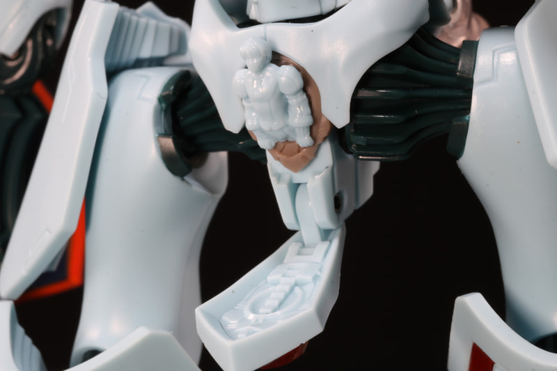 勇が身を乗り出したコックピットパーツに差し替えることで、オーガニックな雰囲気に