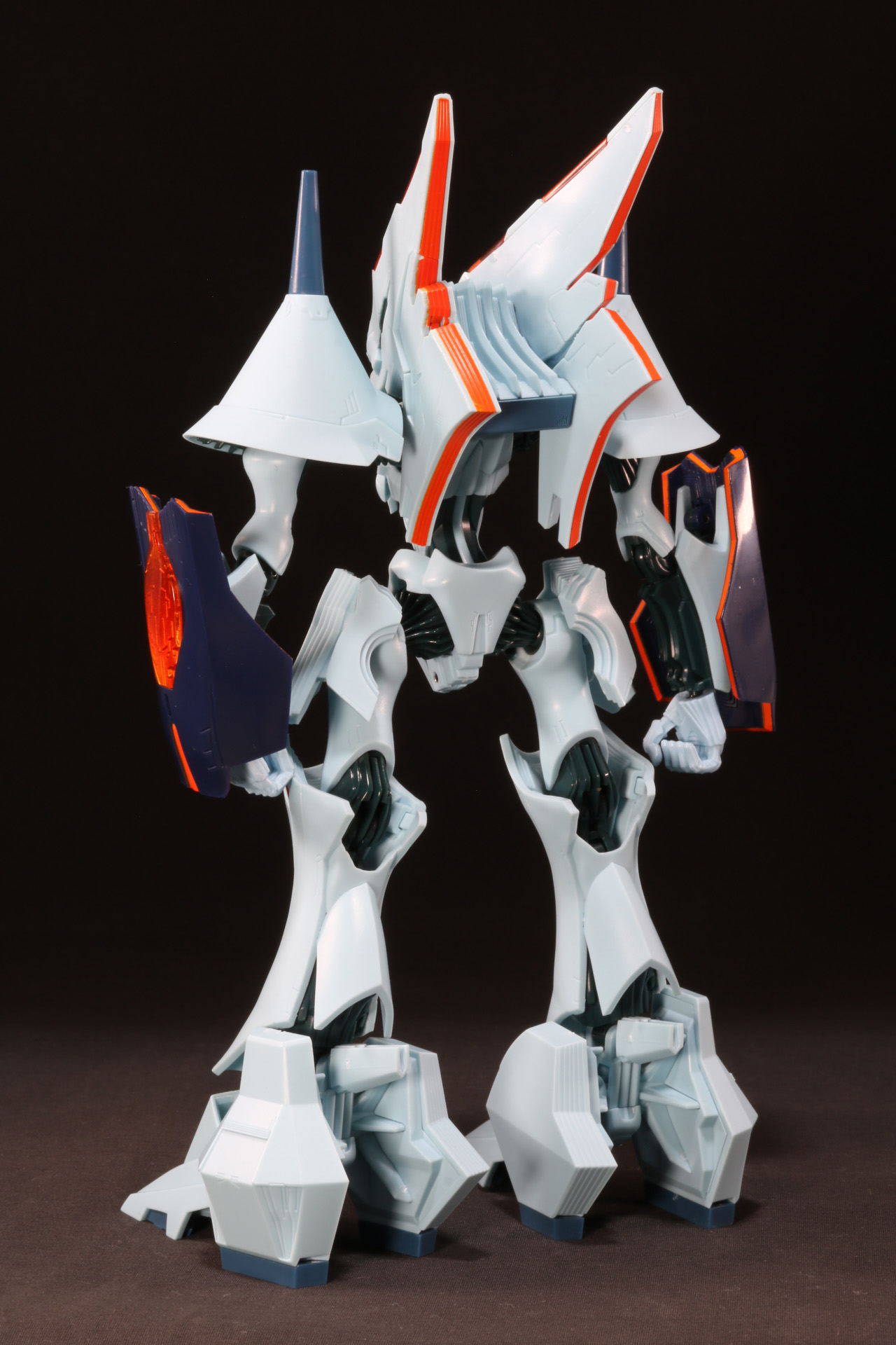 頭部は大きく、造形されている