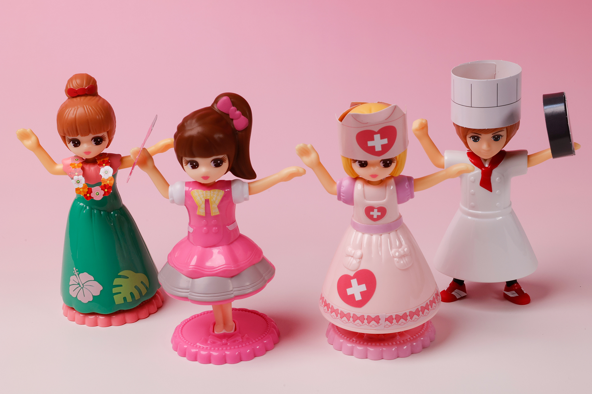 こちらが第1弾（9月30日～10月13日）のハッピーセット「リカちゃん」に登場するおもちゃ。写真左から「フラダンサーとキャビンアテンダントのきせかえリカちゃん」、「アイドルとスクールユニフォームのきせかえリカちゃん」、「ナースとテニスプレーヤーのきせかえリカちゃん」、「パティシエとサッカープレーヤーのきせかえはるとくん」