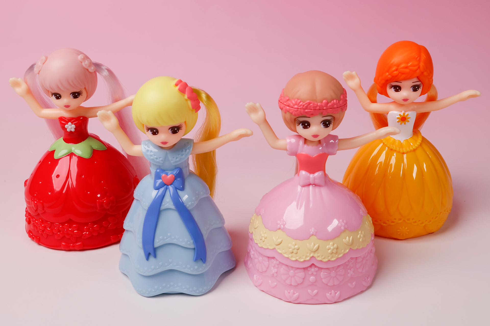 こちらが第2弾（10月14日～10月27日）のハッピーセット「リカちゃん」に登場するおもちゃ。写真左から「ストロベリープリンセス リカちゃん」、「キューティープリンセス リカちゃん」、「フラワープリンセス リカちゃん」、「サンシャインプリンセス リカちゃん」