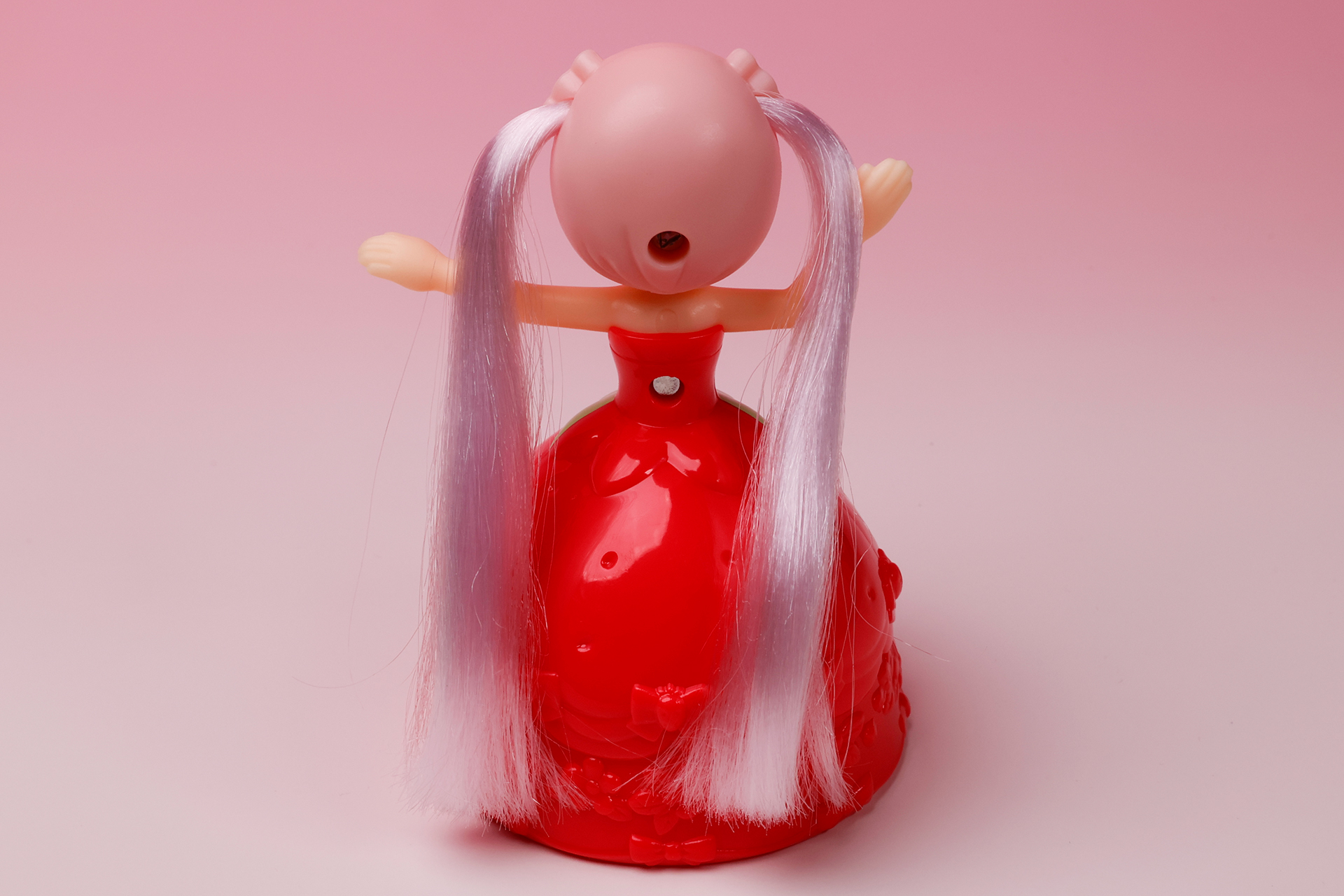 これだけ髪が長いと、いろいろヘアアレンジして遊ぶこともできそうだ