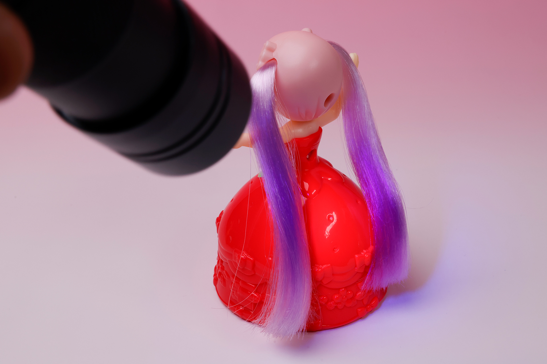 リカちゃんの髪に紫外線を当ててみよう！