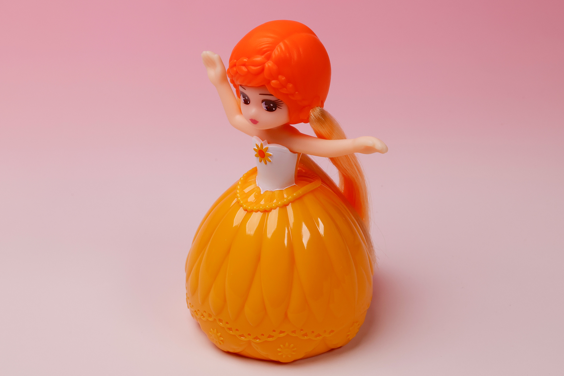 こちらのリカちゃんの衣装は太陽がモチーフだ