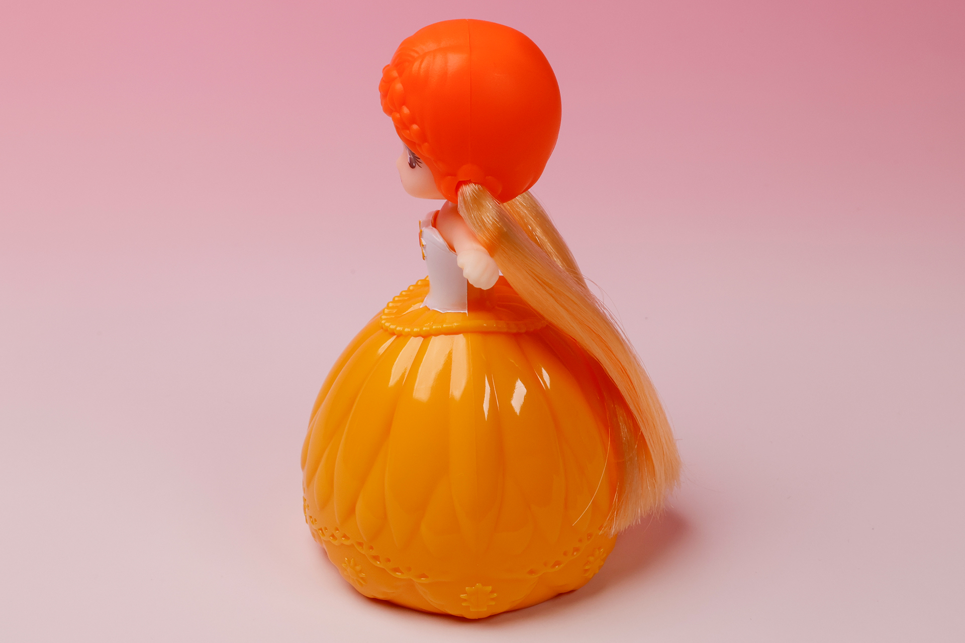 オレンジ色の髪型と衣装の色合いもバッチリ！